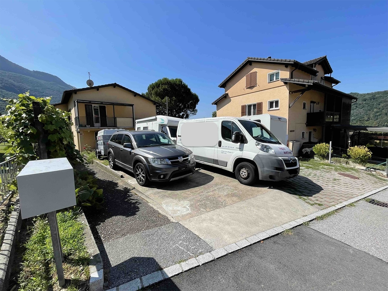 Außenansicht eines Wohnhauses mit Zufahrt