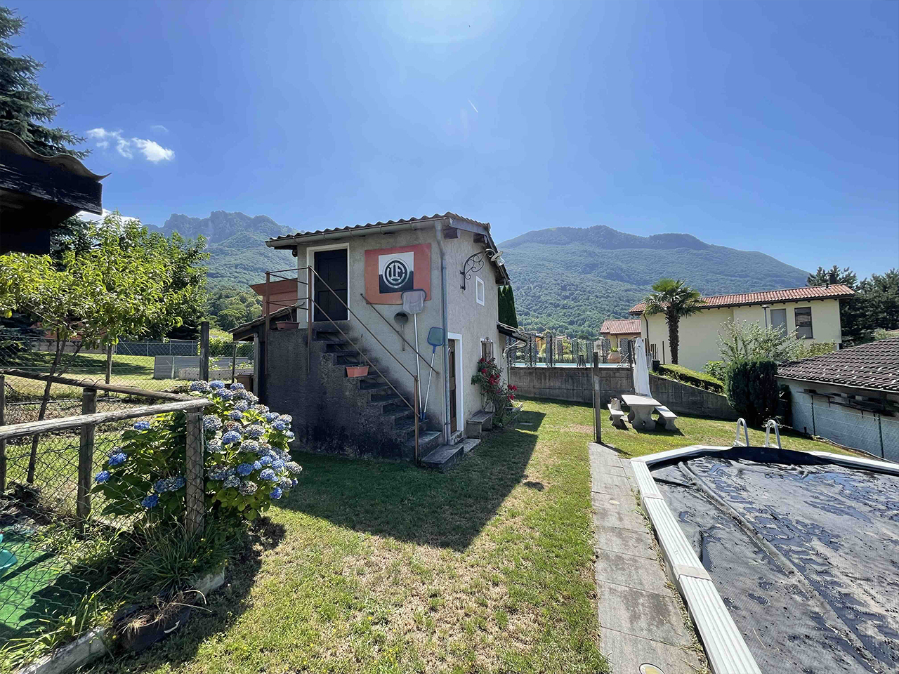 Außenansicht eines Hauses mit Garten und Pool