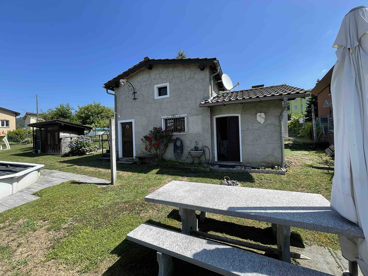 Kleines Haus mit Garten und Terrasse