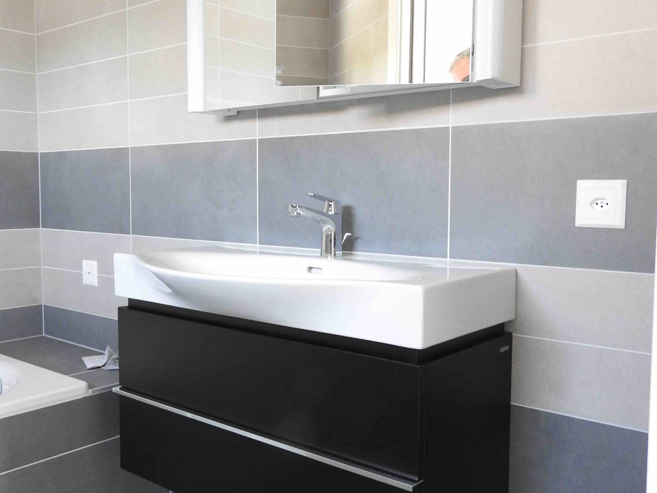 Modernes Badezimmer mit Waschtisch