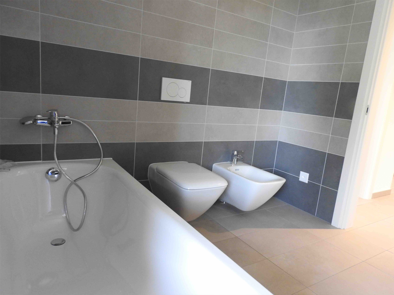 Modernes Bad mit Badewanne, WC und Bidet