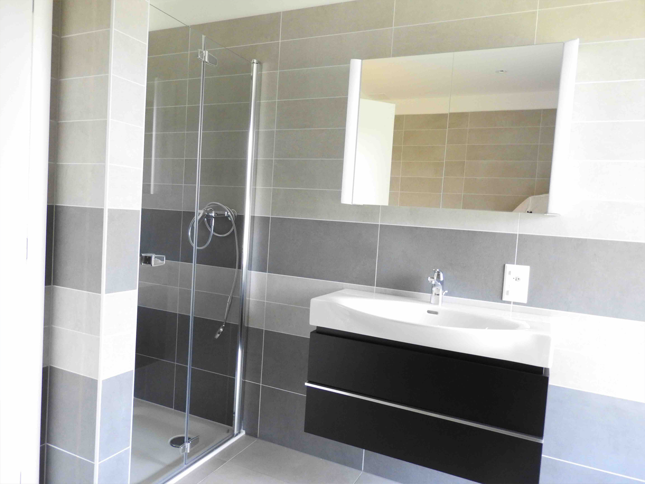 Modernes Badezimmer mit Walk-in-Dusche und Waschtisch