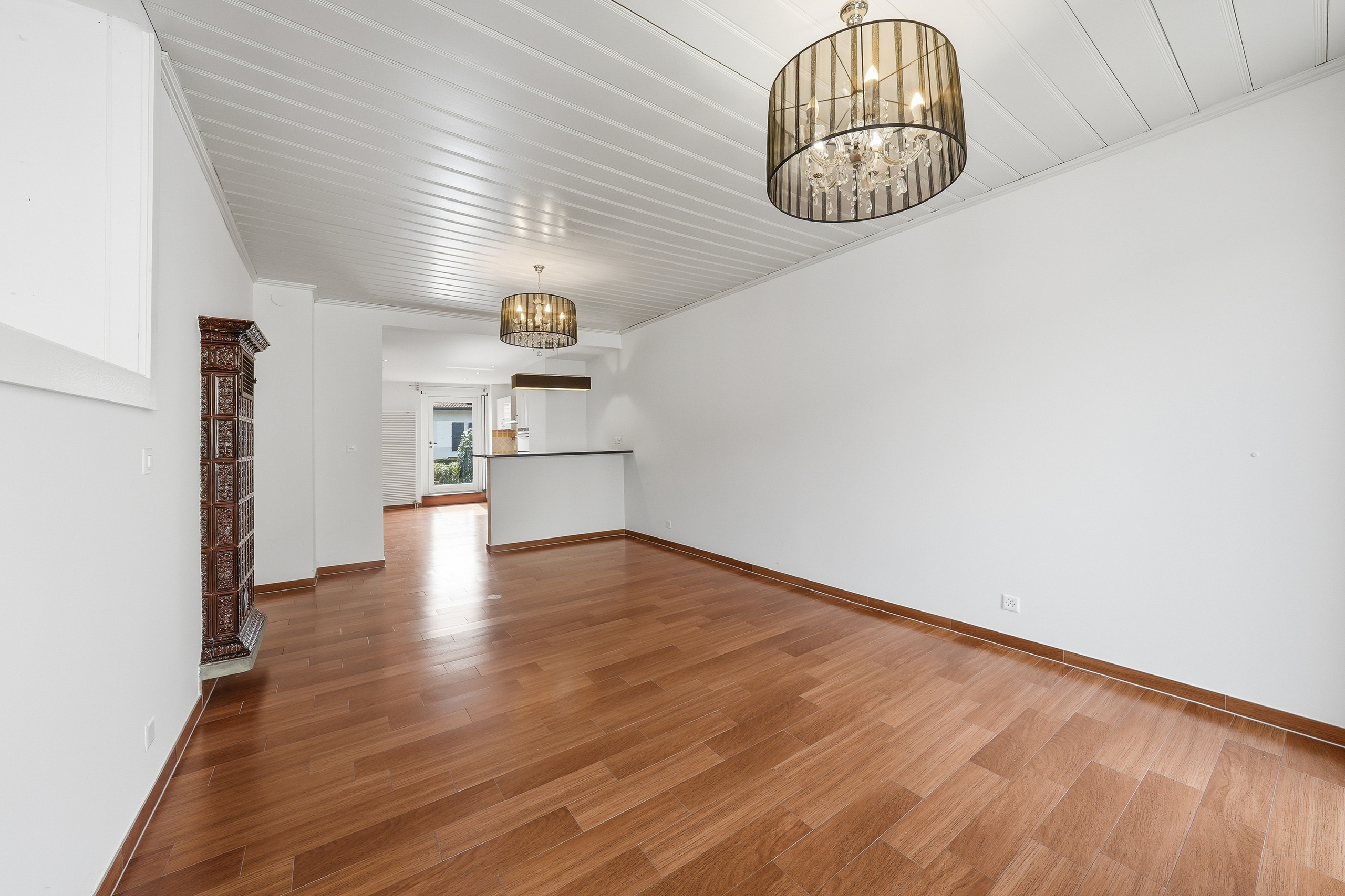 Heller Wohnraum mit Holzboden und Kronleuchter