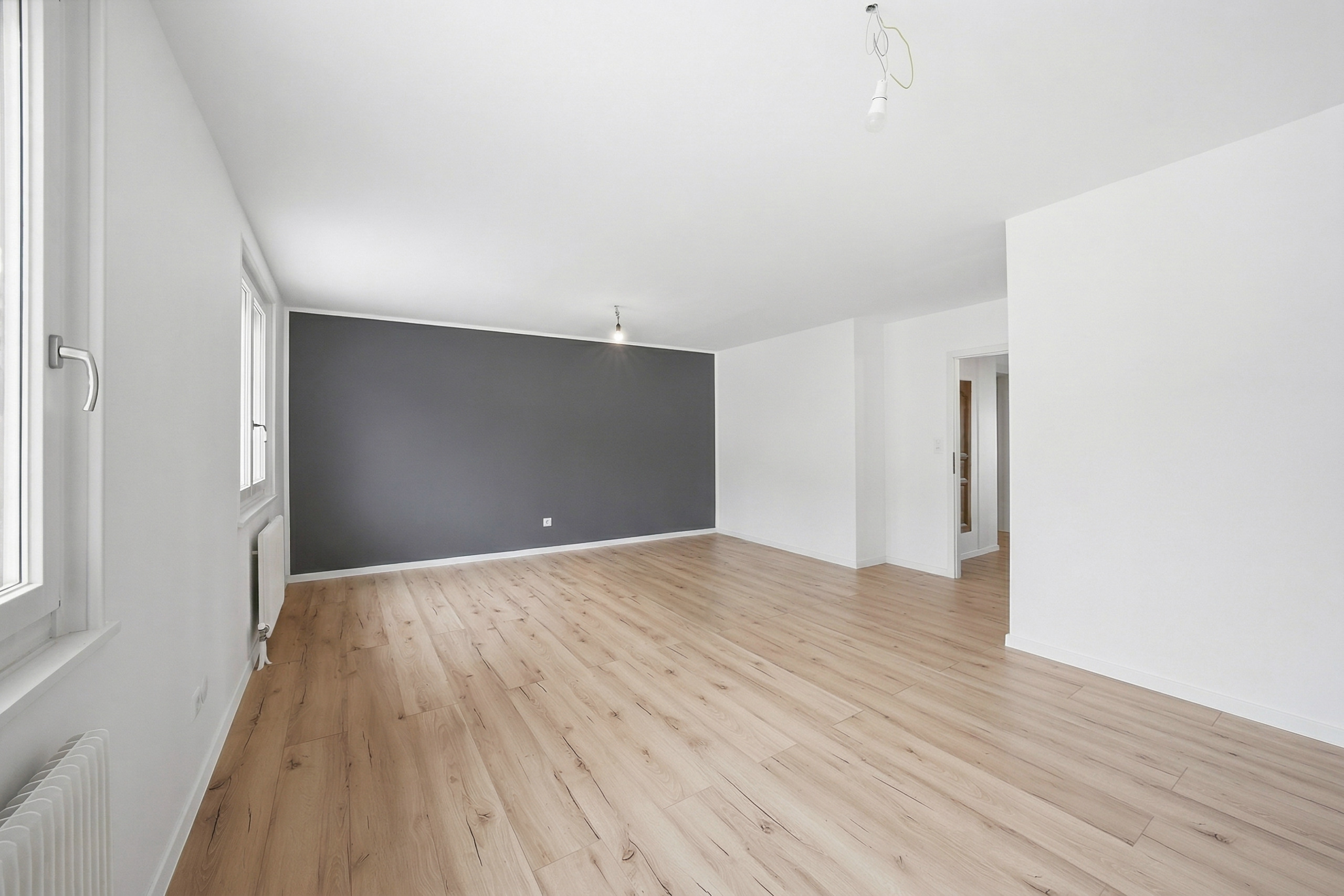 Heller leerer Raum mit Holzoptikboden