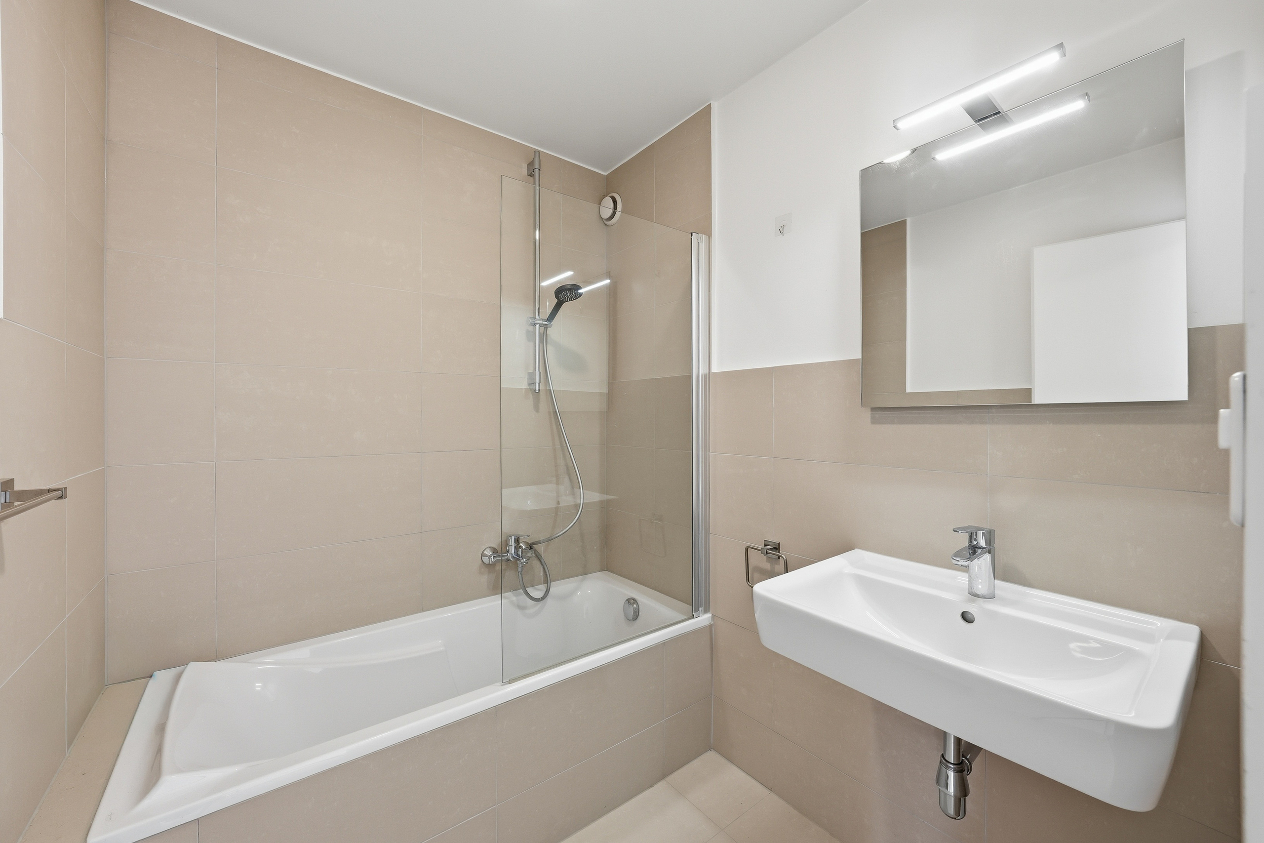 Modernes Badezimmer mit Badewanne und Wandwaschbecken