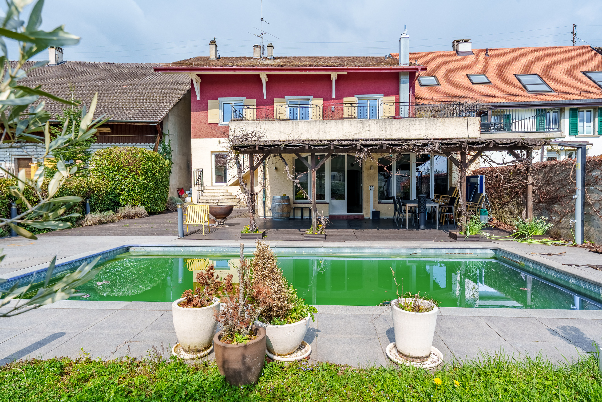 Haus mit Pool und Terrasse