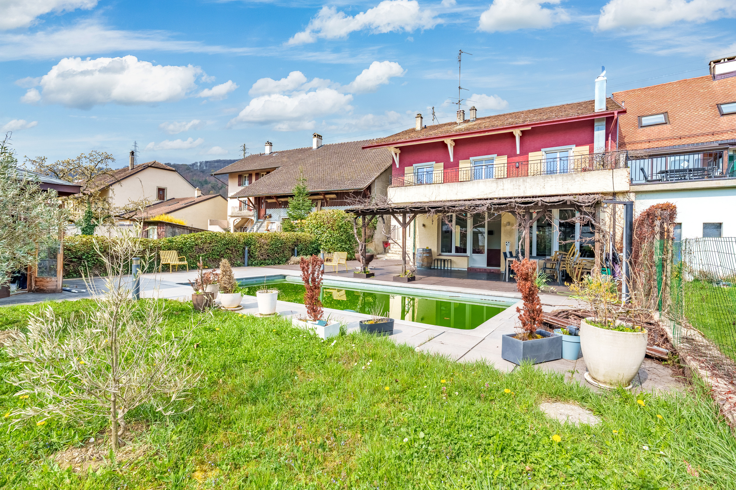 Garten mit Pool und Wohnhaus