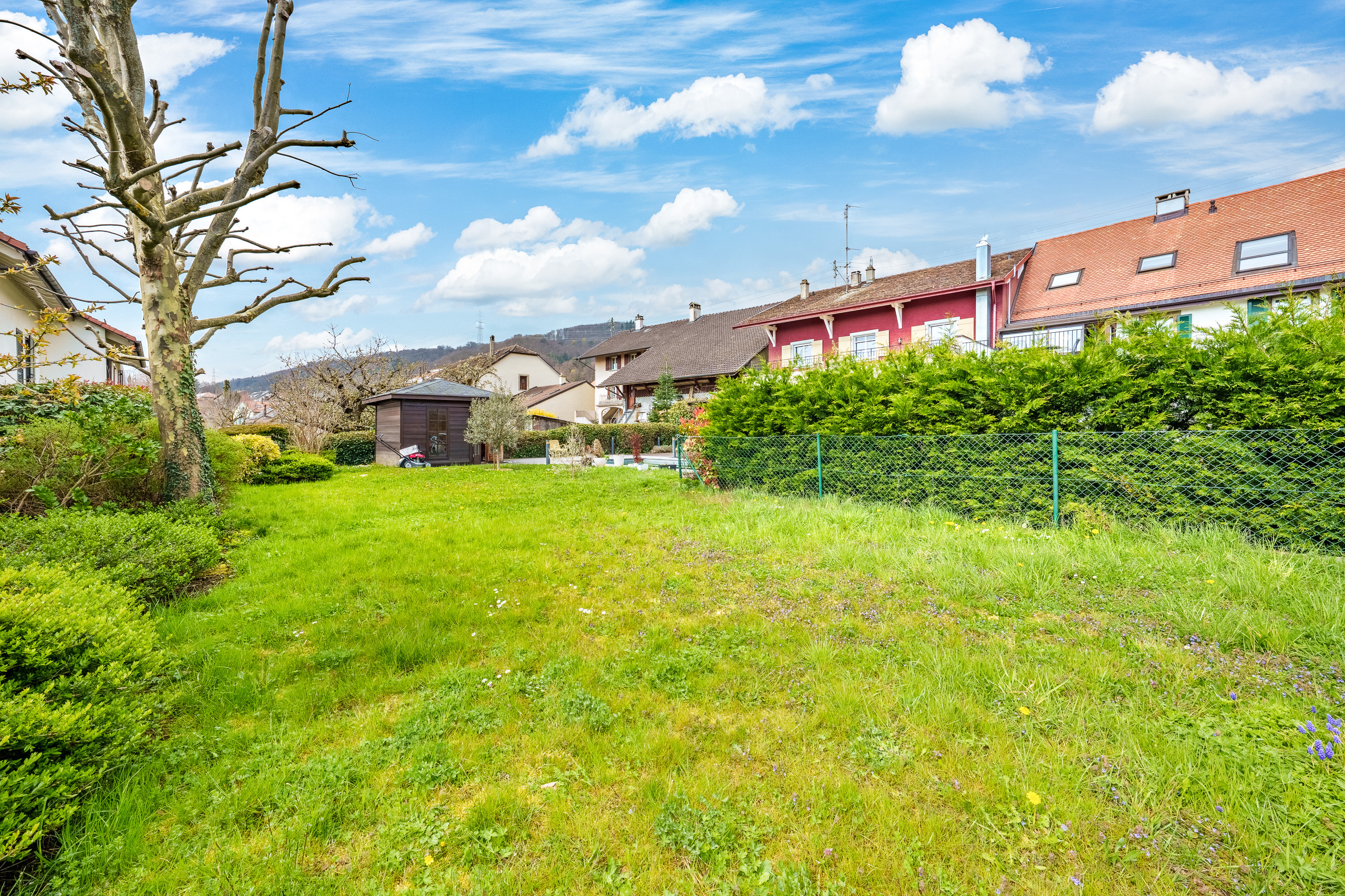 Garten mit Nachbarhäusern