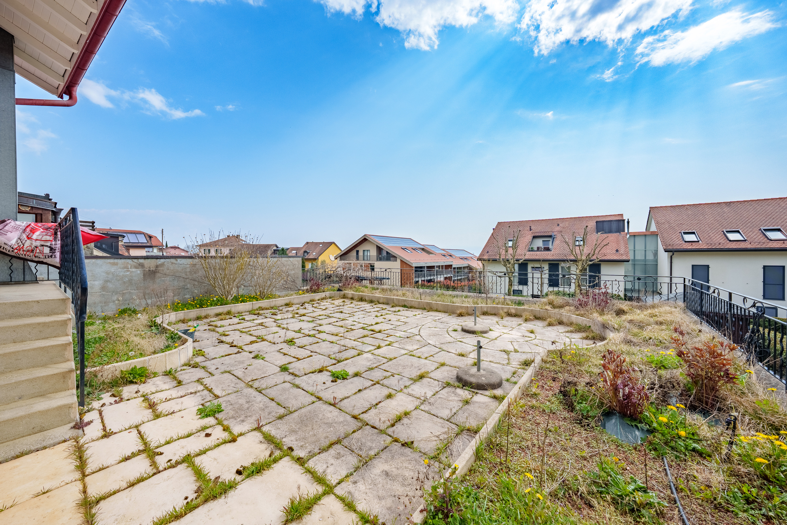 Gepflasterte Dachterrasse mit Blick über Wohnhäuser