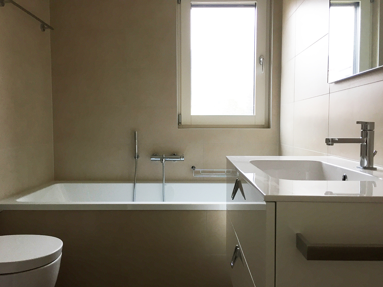Modernes Bad mit Badewanne und Waschtisch