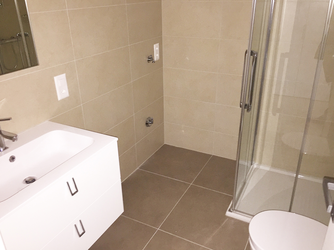 Modernes Badezimmer mit Dusche