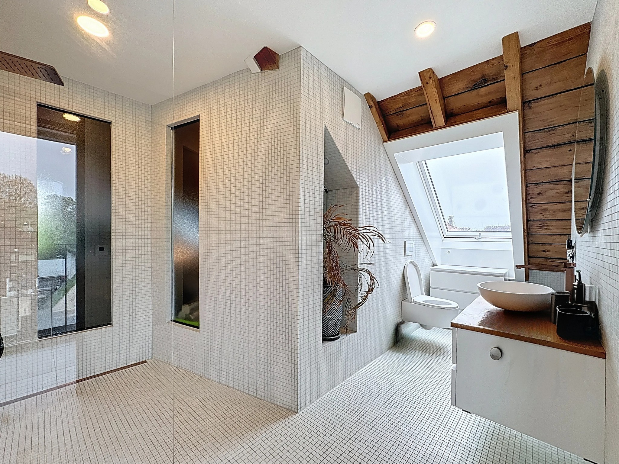 Modernes Badezimmer mit Dachfenster
