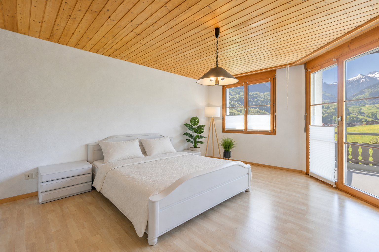 Helles Schlafzimmer mit Bergblick