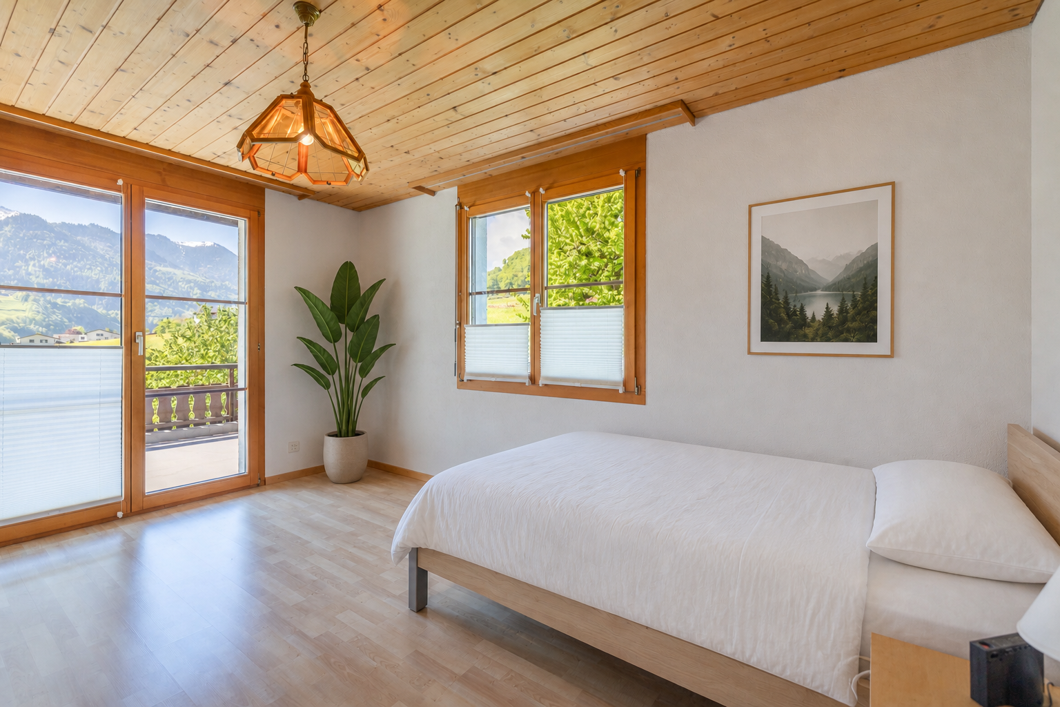 Helles Schlafzimmer mit Alpenblick