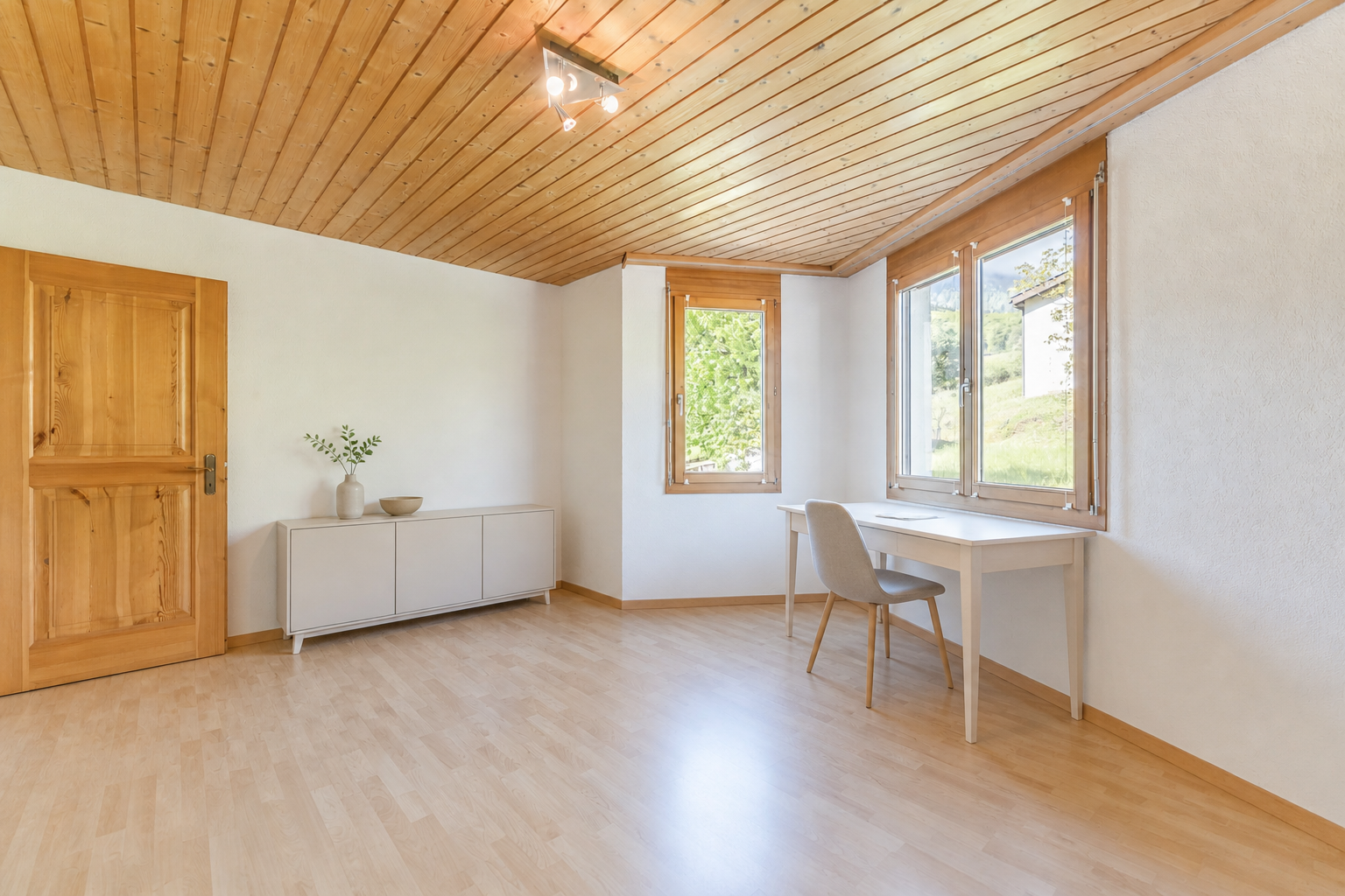 Helles Zimmer mit Holzdecke und Blick ins Grüne