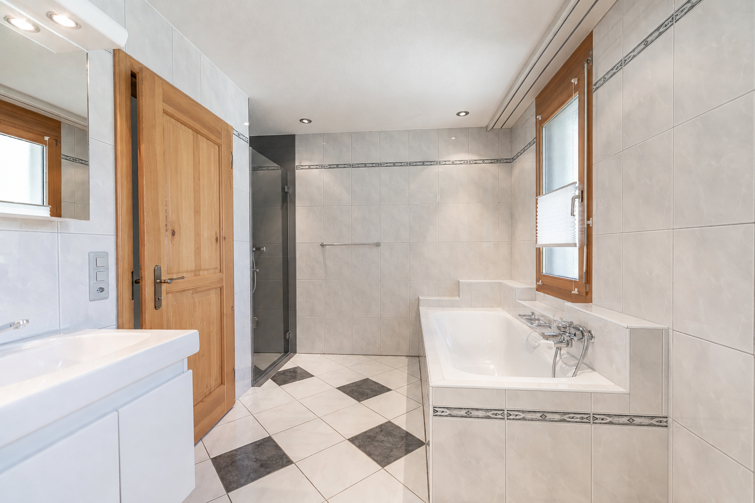 Helles Badezimmer mit Badewanne und Dusche