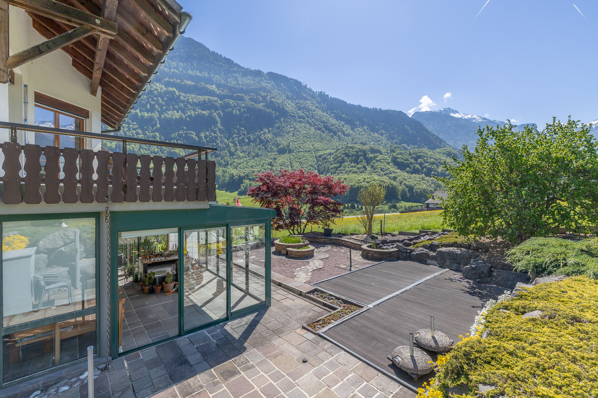 Alpen-Terrasse mit Bergblick