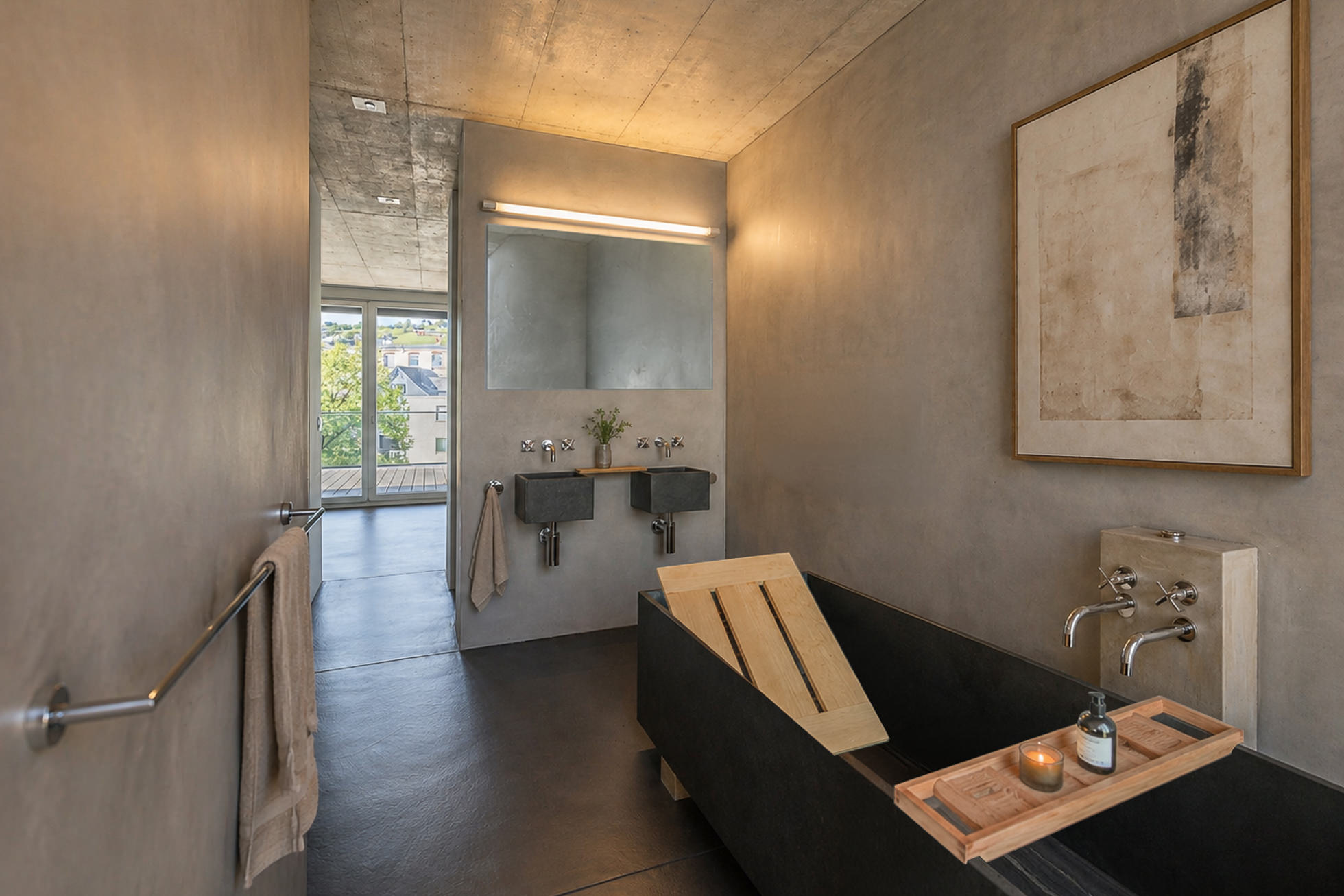 Modernes Badezimmer mit freistehender Badewanne