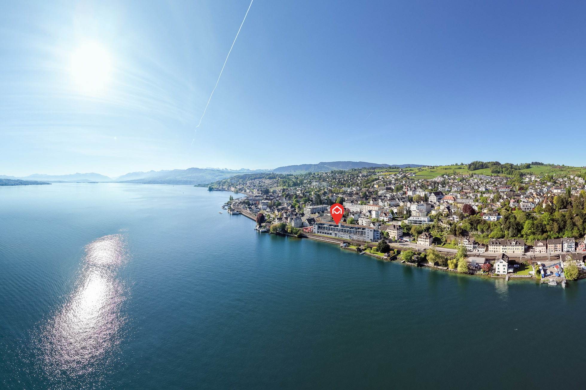 Luftaufnahme einer Stadt am See