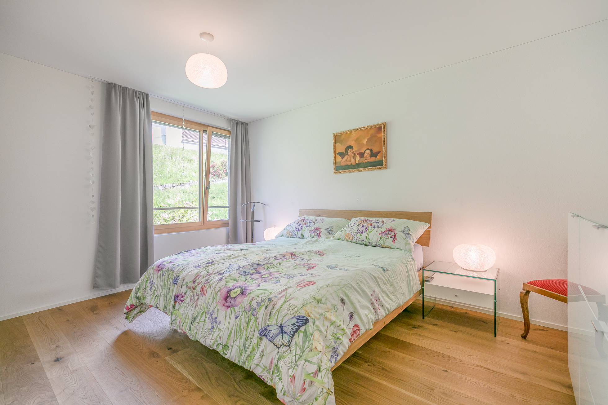 Helles Schlafzimmer mit Doppelbett