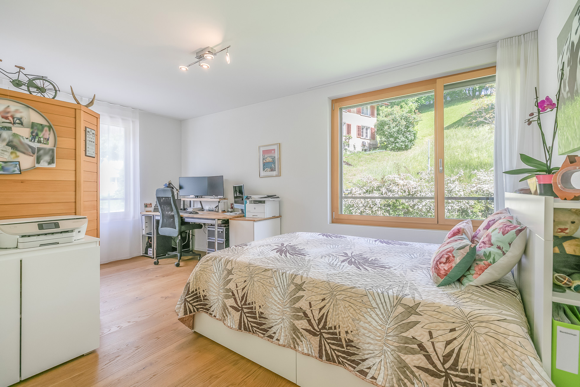 Helles Schlafzimmer mit Arbeitsplatz