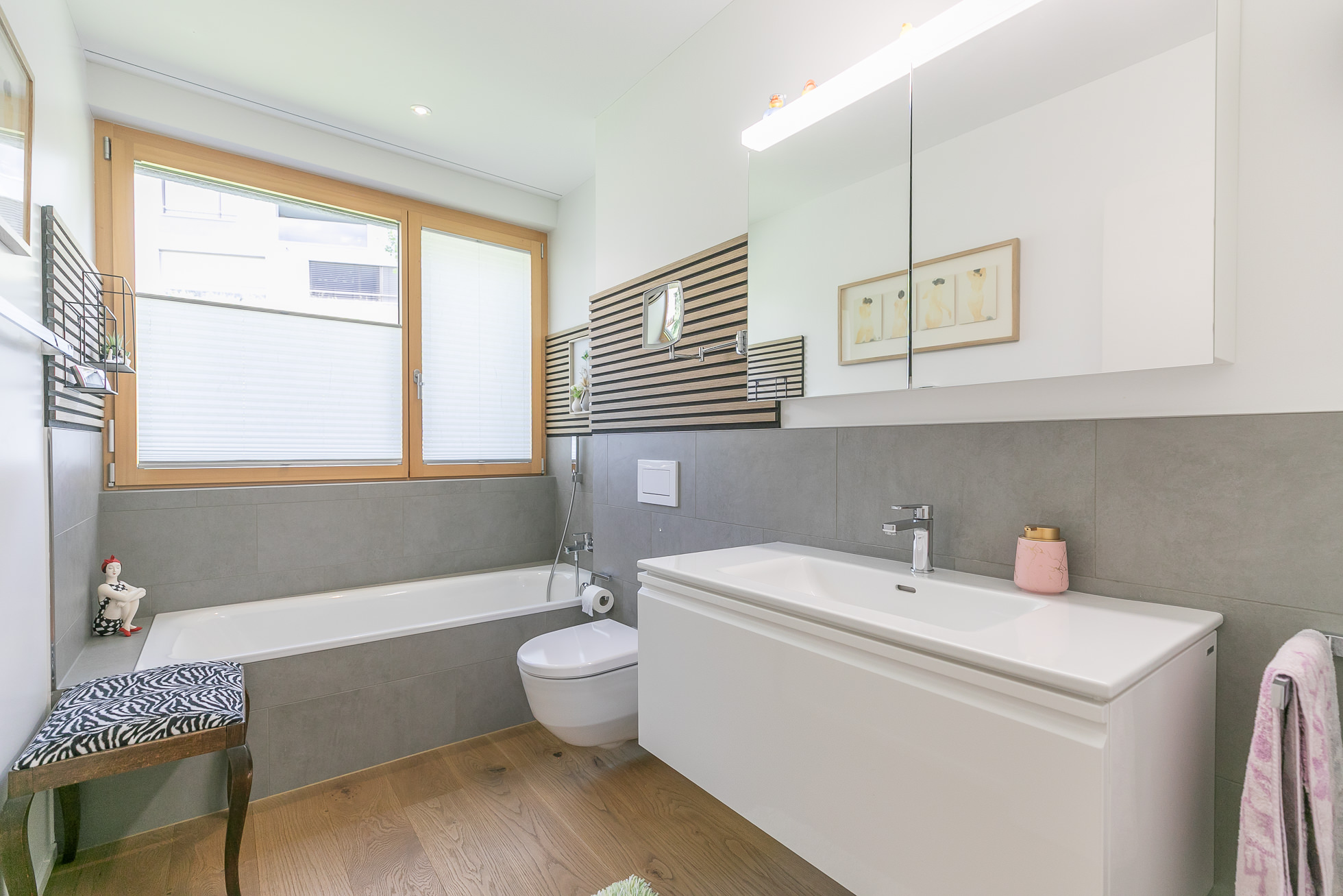 Modernes Badezimmer mit Badewanne und Waschtisch