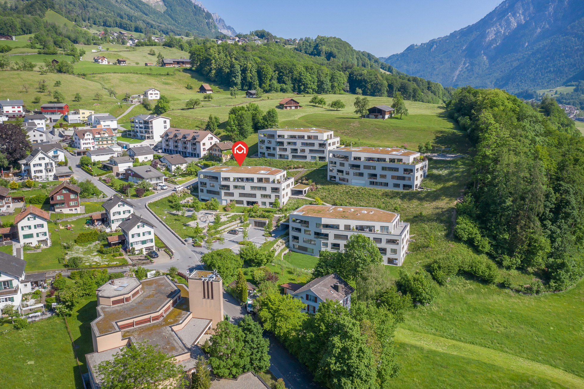 Luftaufnahme eines Wohngebiets im alpinen Tal