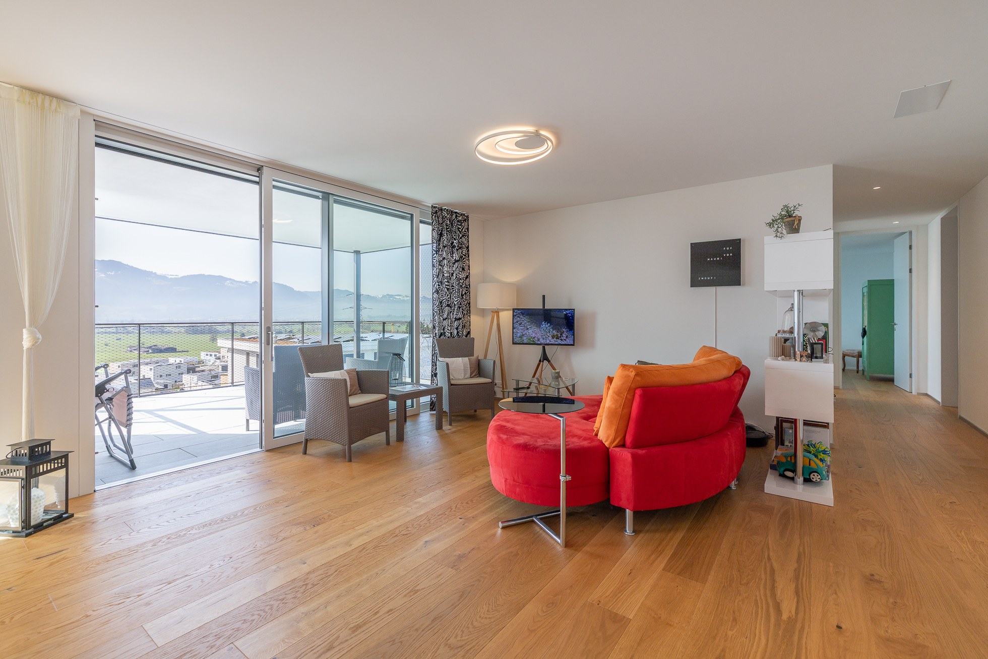 Helles Wohnzimmer mit Panoramablick und Balkon