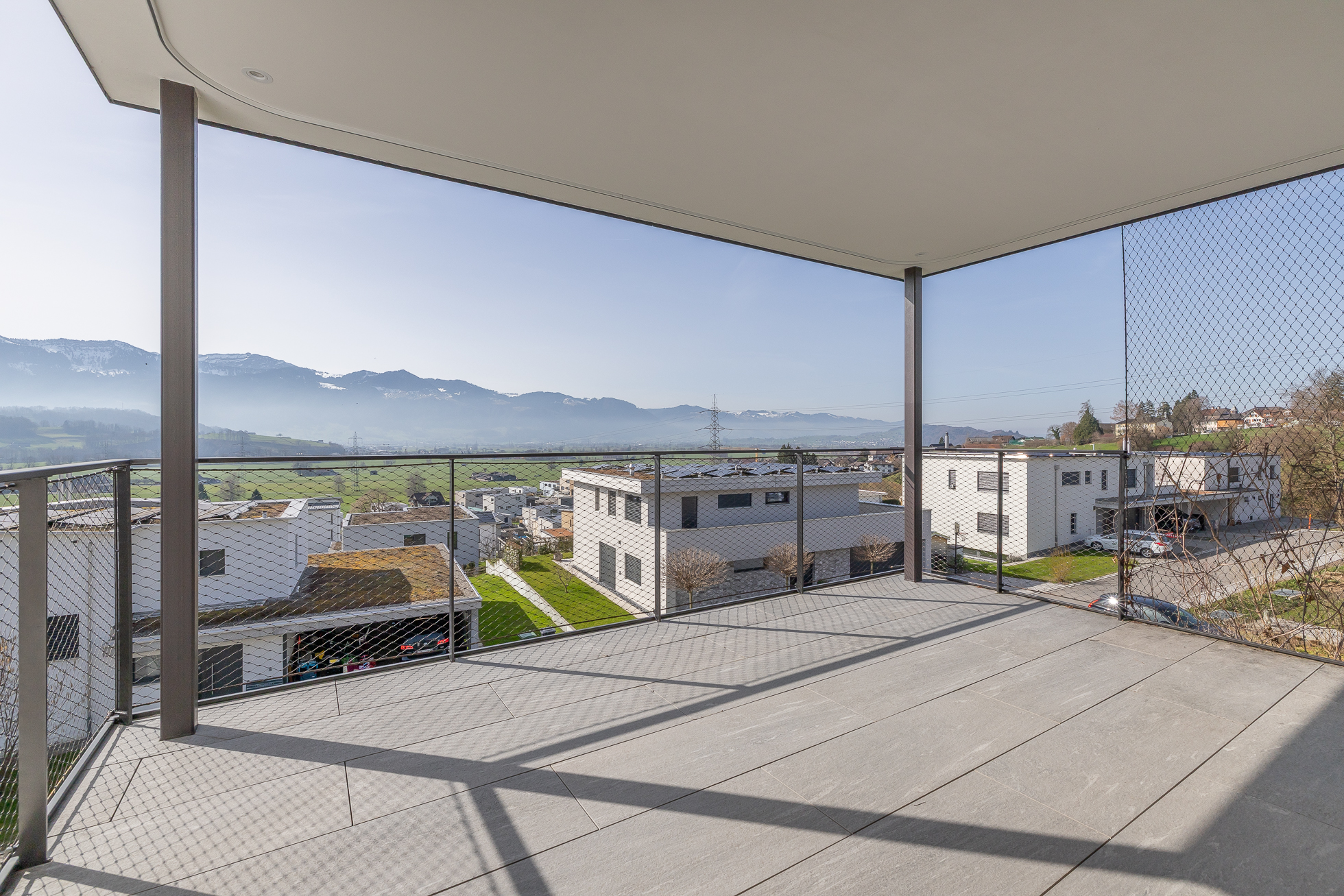 Überdachte Terrasse mit Bergblick