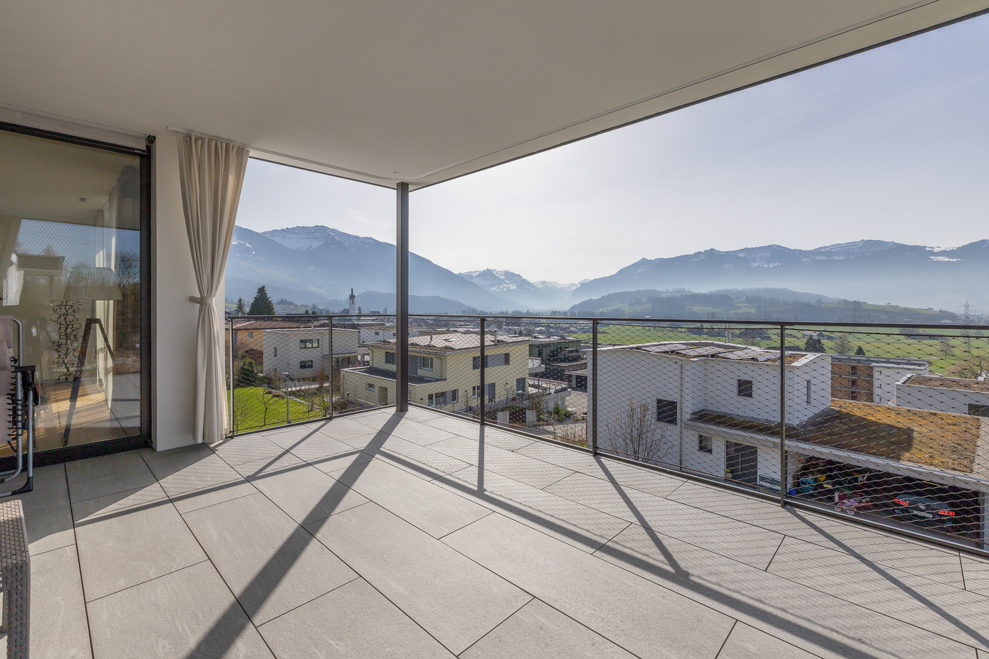 Großzügiger Balkon mit Bergblick