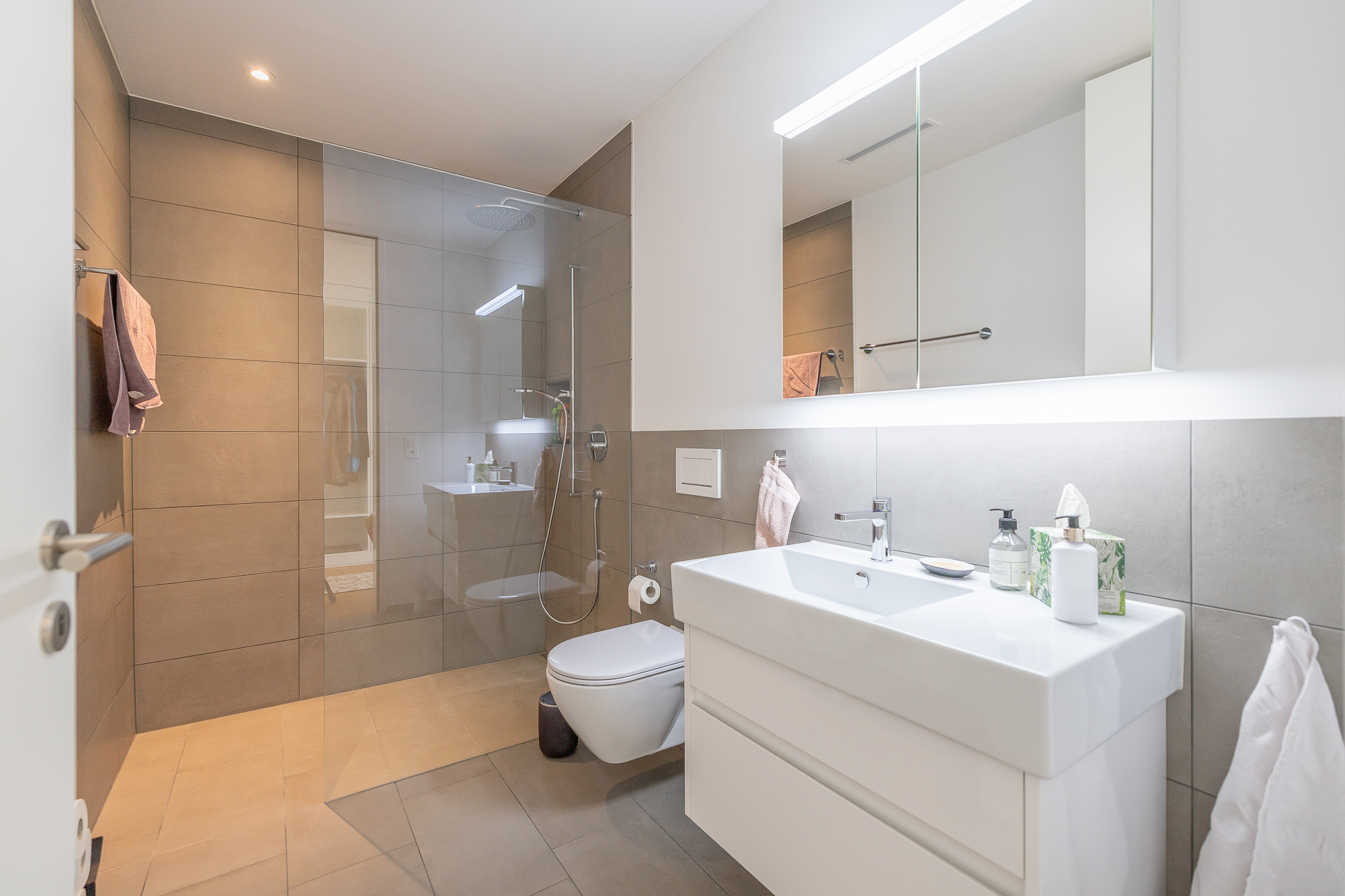 Modernes Badezimmer mit Walk-in-Dusche