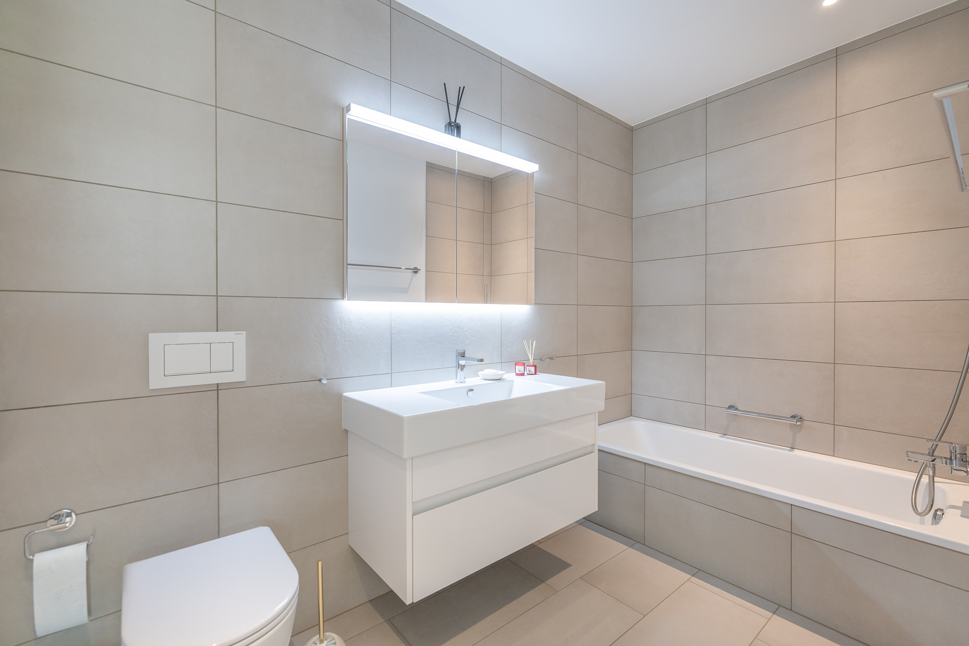 Modernes Badezimmer mit Badewanne und Waschtisch