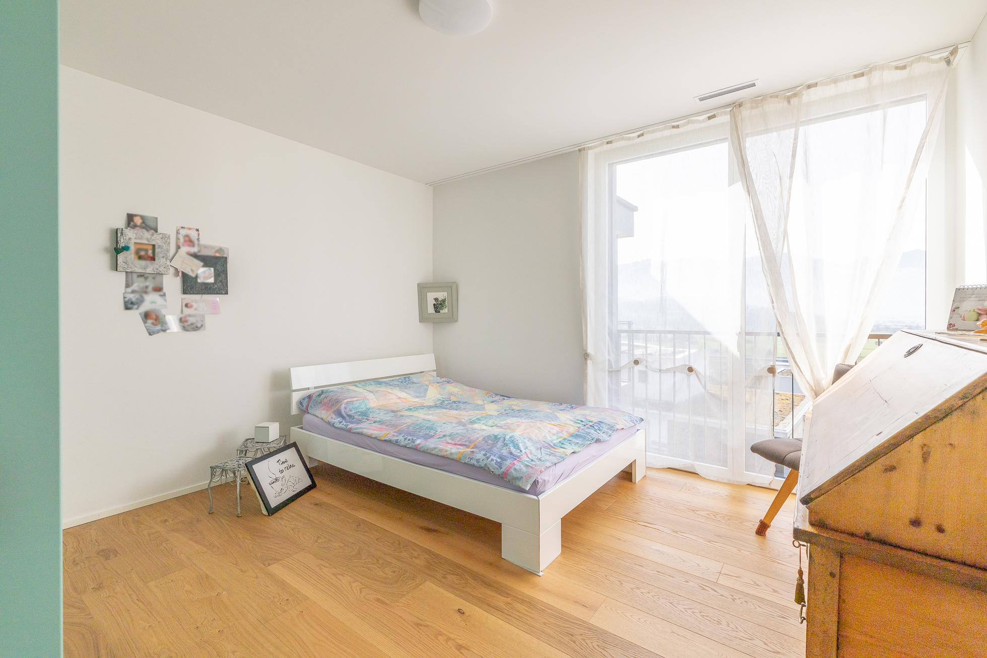 Helles Schlafzimmer mit Balkonzugang