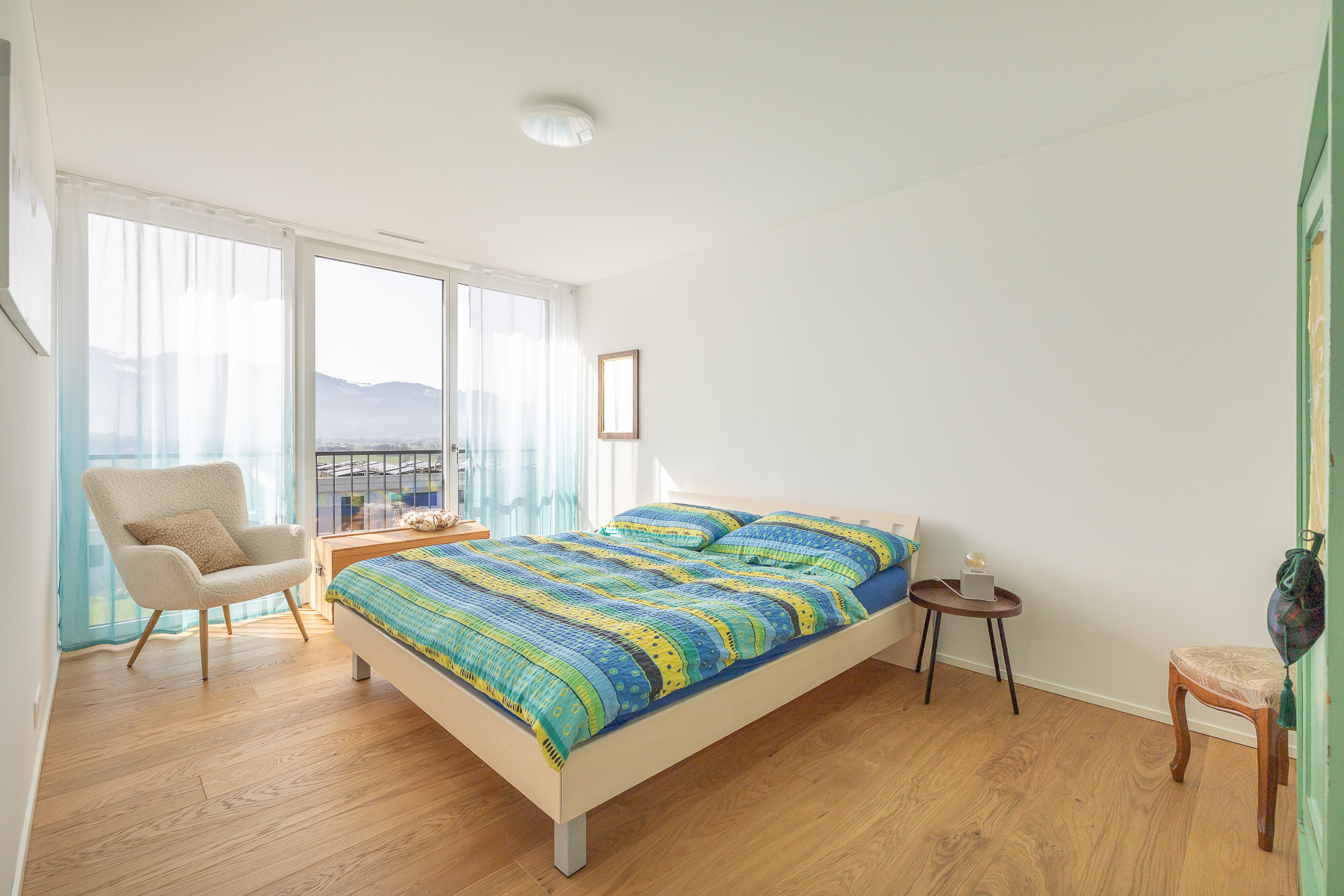 Helles Schlafzimmer mit Bergblick
