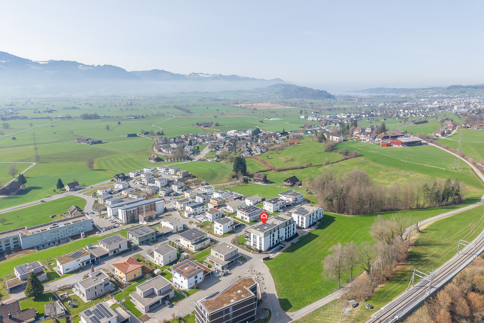 Luftaufnahme eines Wohngebiets im Grünen