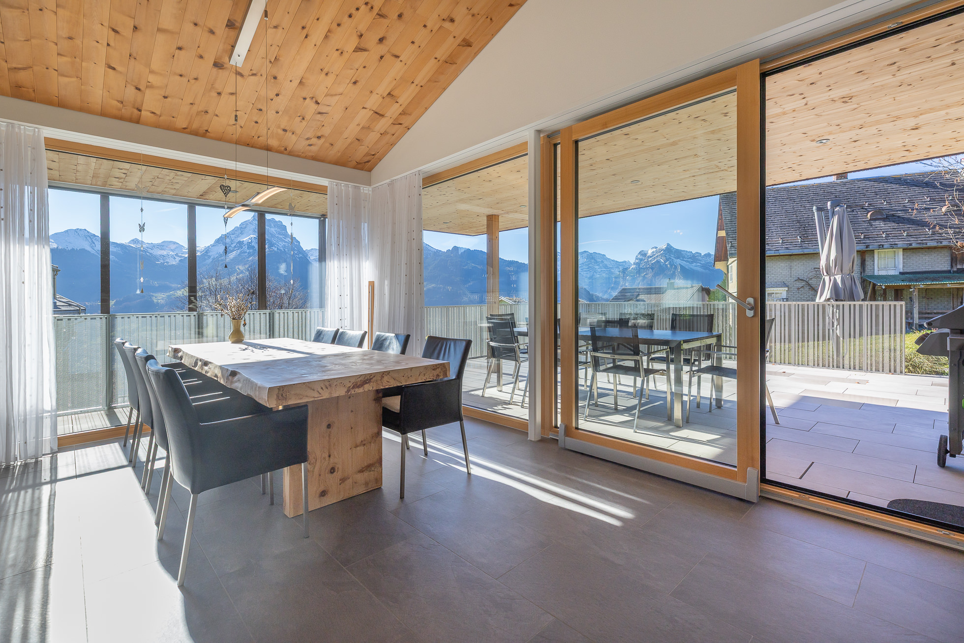 Essbereich mit Bergblick und großer Glasfront