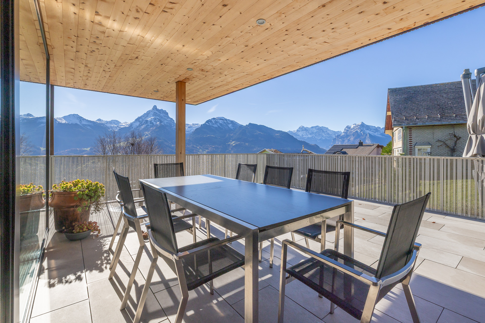 Überdachte Terrasse mit Bergblick