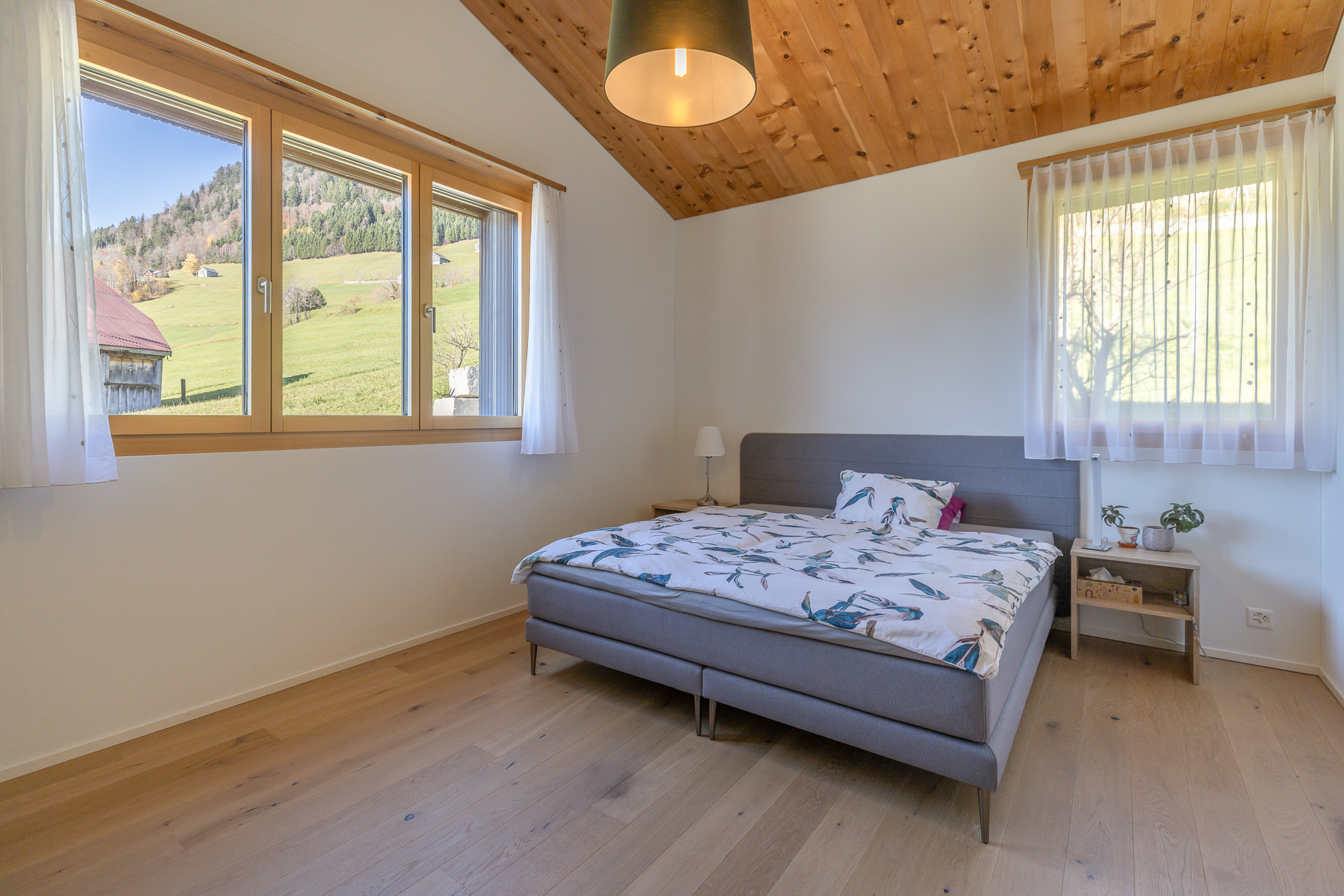 Helles Schlafzimmer mit Bergblick
