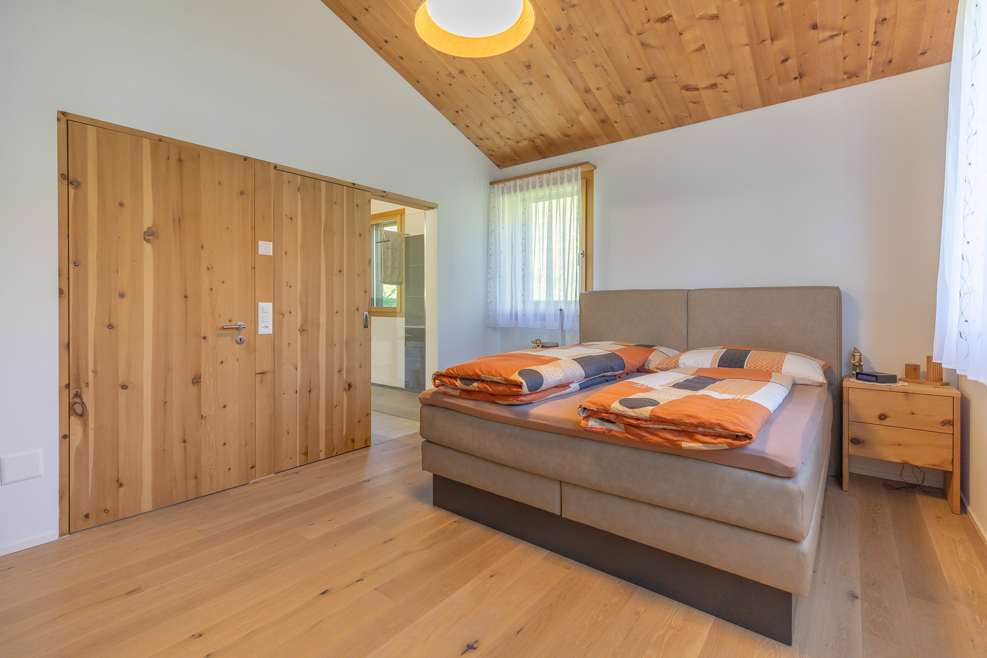 Helles Schlafzimmer mit Holzdecke