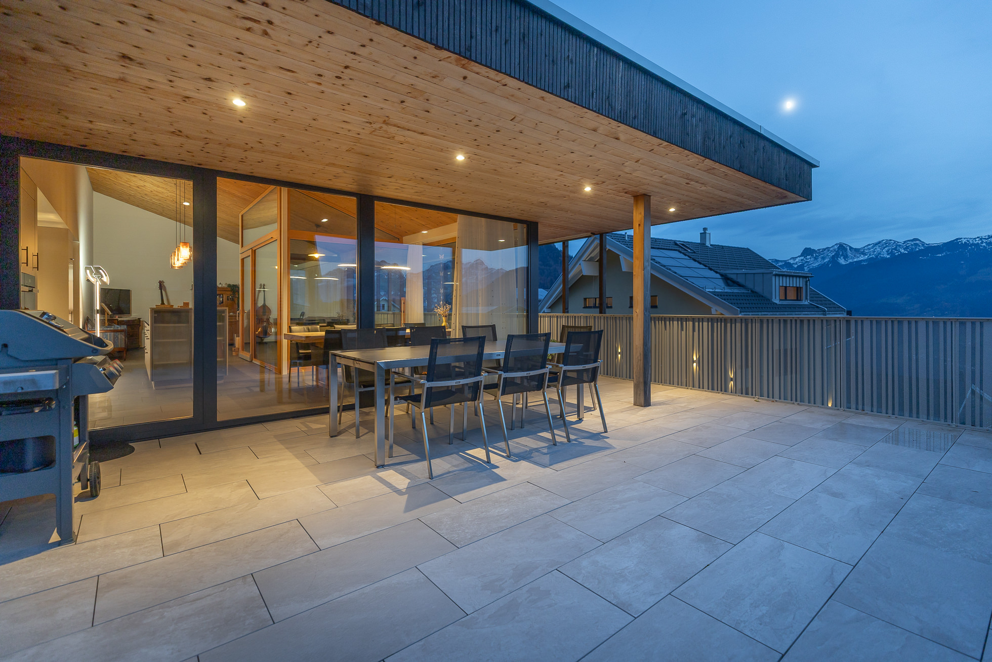 Moderne Terrasse mit Bergblick