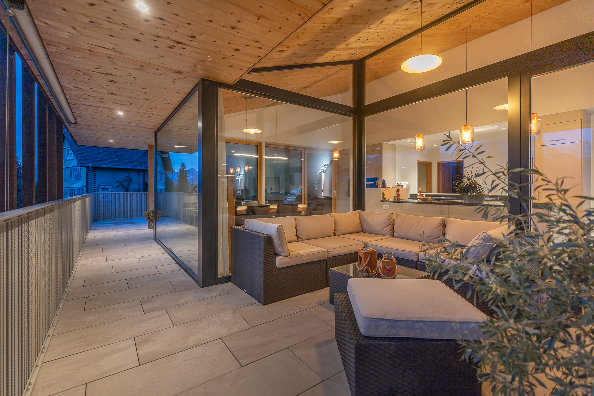 Überdachte Terrasse mit Lounge-Bereich