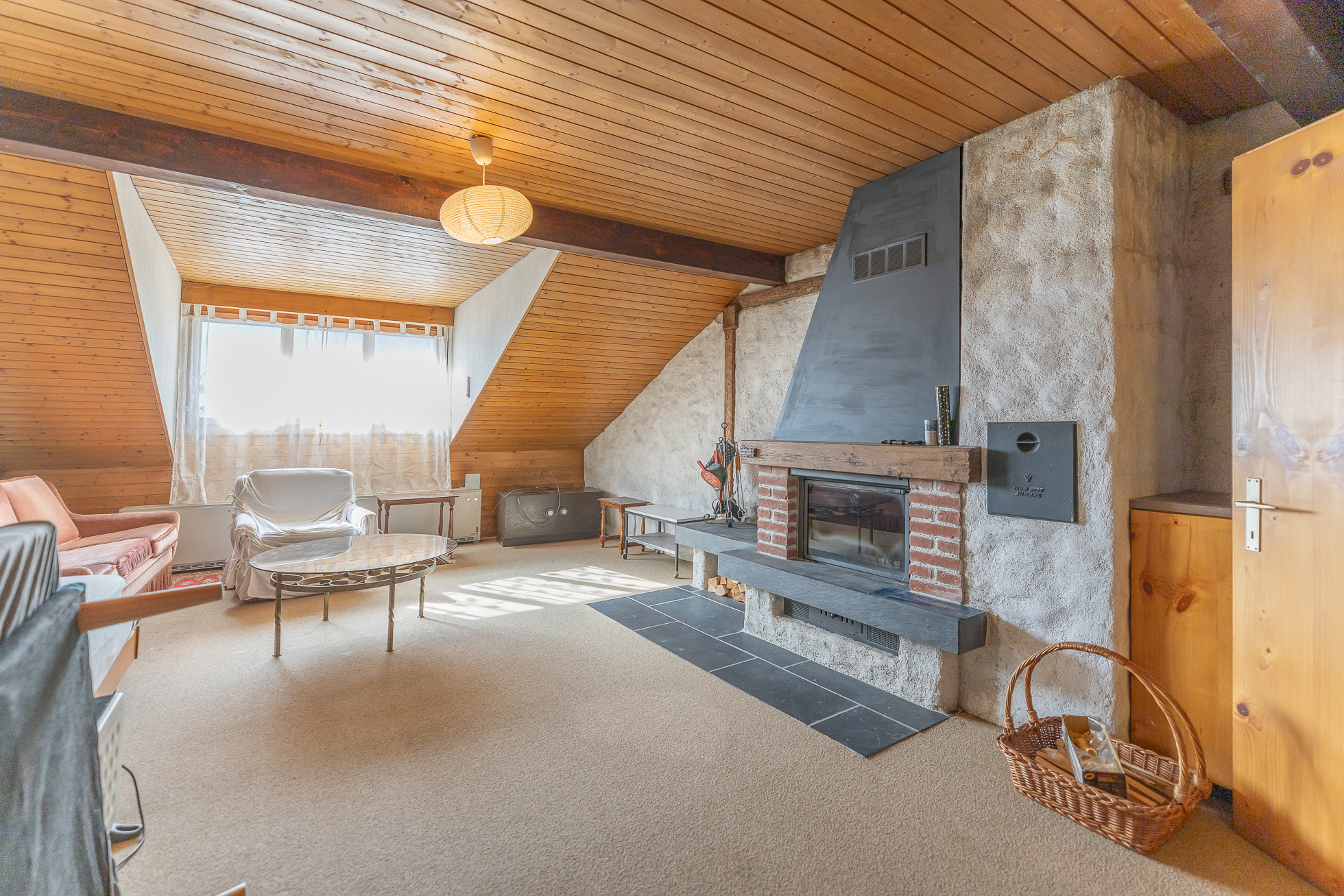 Gemütliches Dachgeschoss-Wohnzimmer mit Kamin