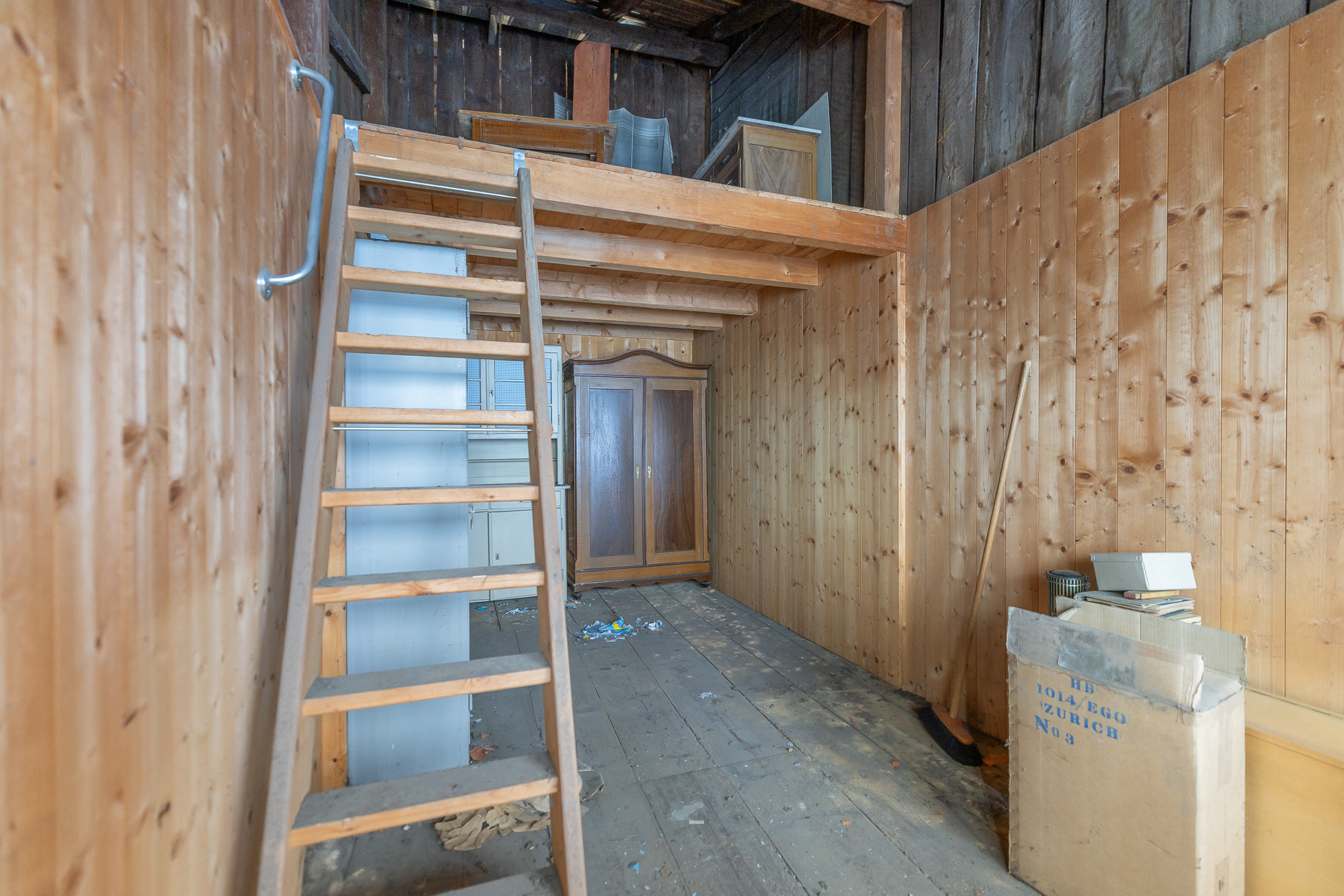Holzraum mit Leiter und Stauraum