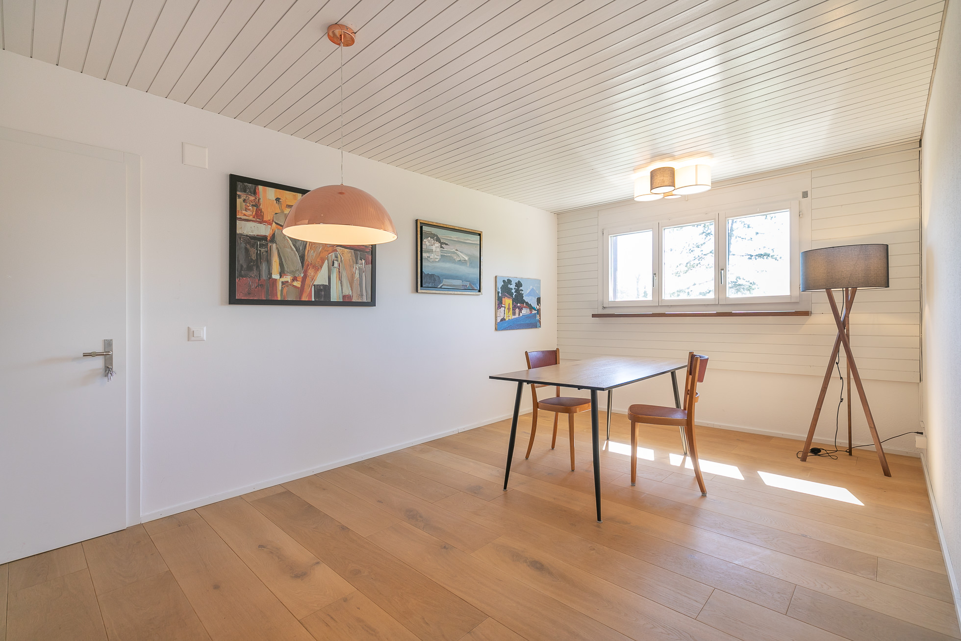 Heller Essbereich mit Holzfußboden