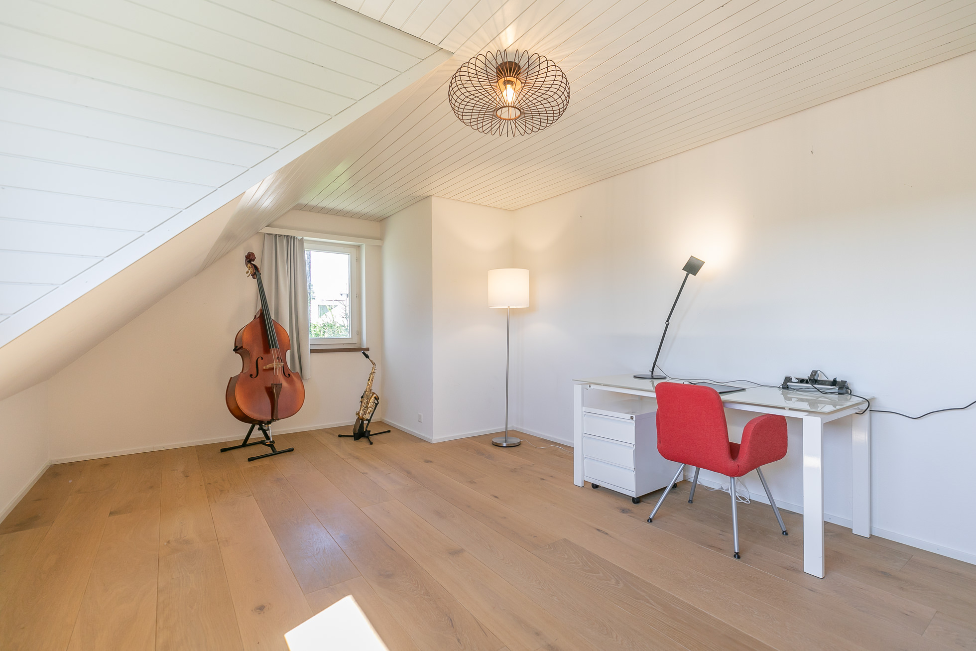 Helles Arbeitszimmer im Dachgeschoss