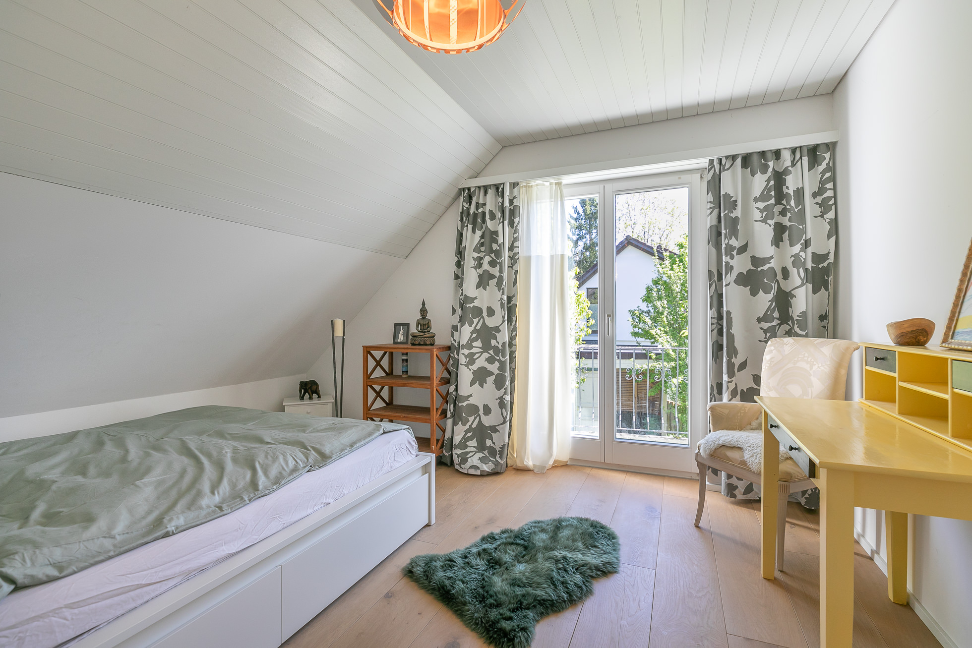 Helles Dachgeschoss-Schlafzimmer