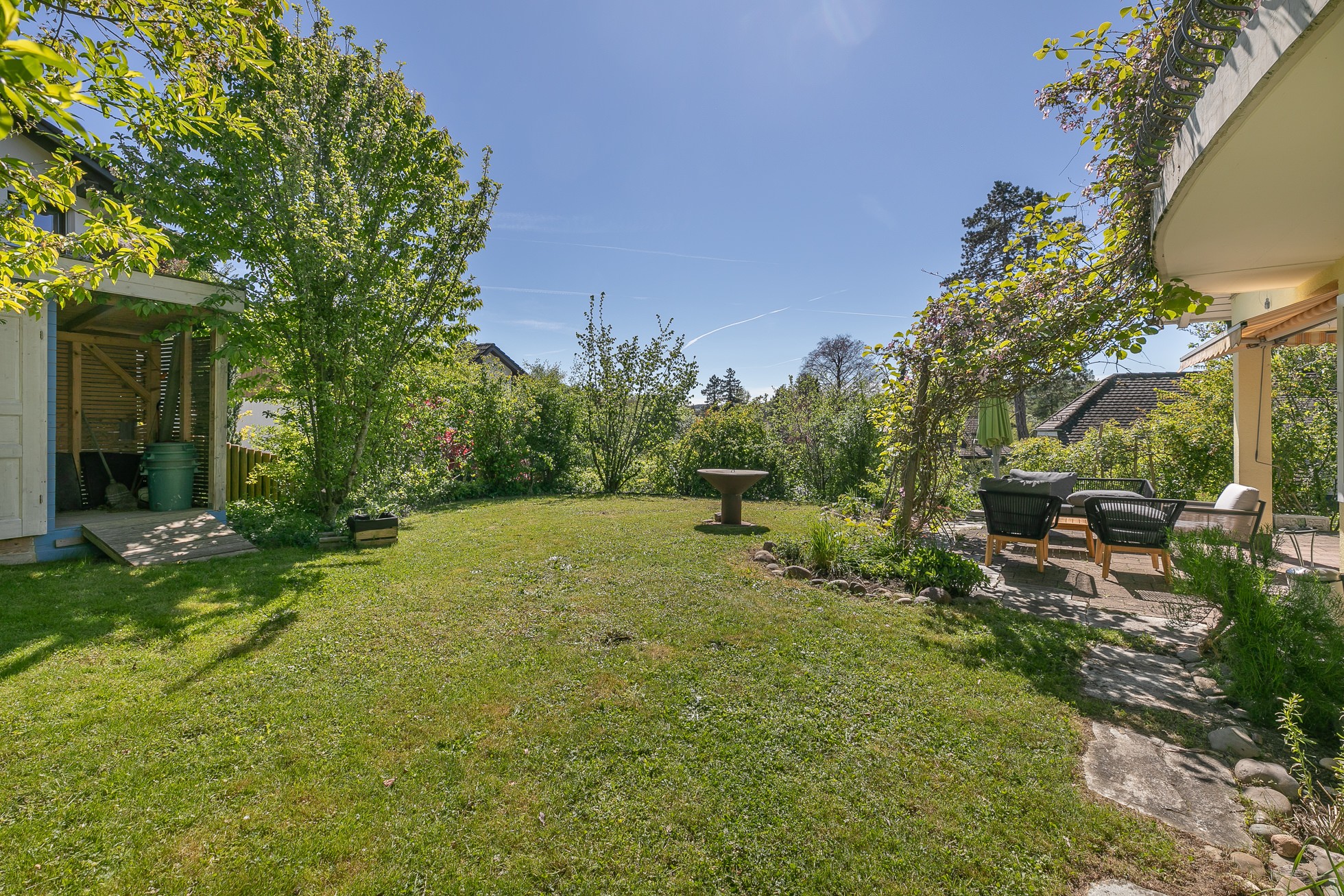 Großer grüner Garten mit Terrasse