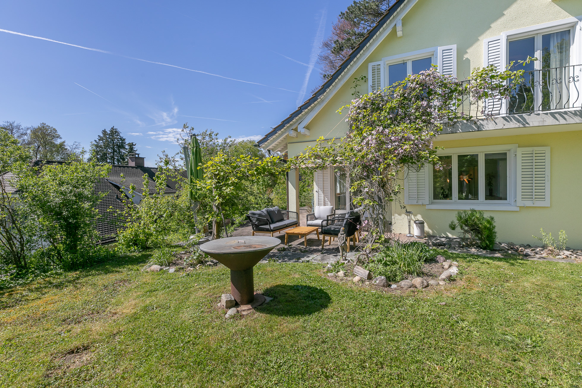 Gartenansicht eines Einfamilienhauses mit Terrasse