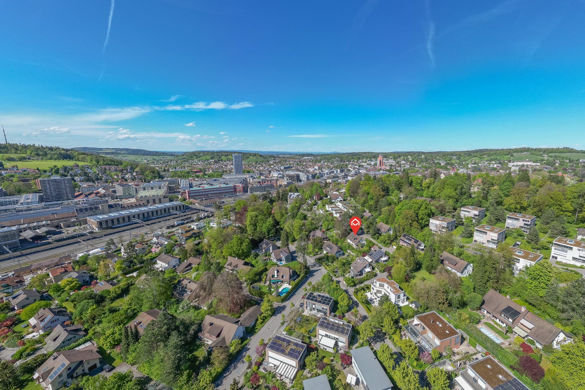 Luftaufnahme eines grünen Stadtviertels