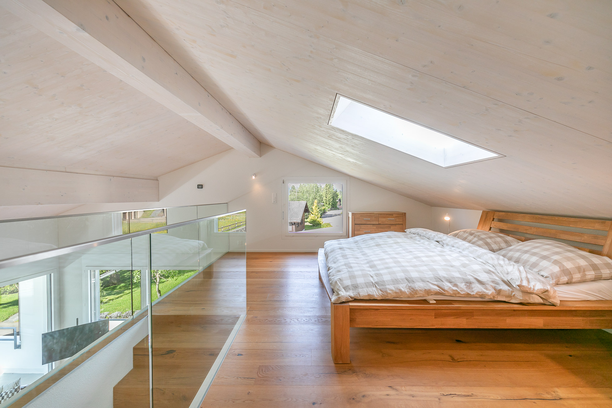 Helles Dachgeschoss-Schlafzimmer mit Galerie